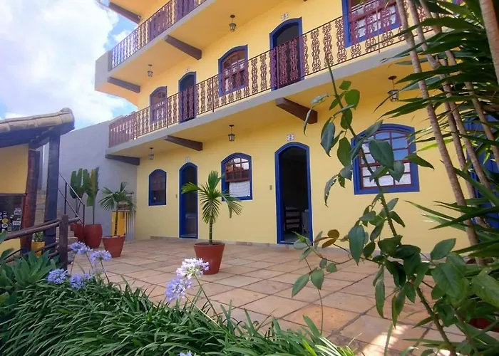 Pousada Luz do Sol, com piscina, quartos amplos e confortáveis no centro de Carrancas